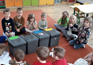 Dzieci utrwalają wiadomości dotyczące segregacji śmieci